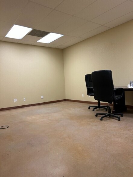 More Photos Of 1658 County Road 412, Glen Rose Warehouse For Lease