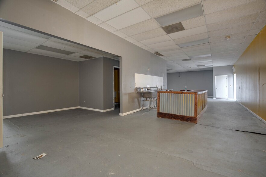 More Photos Of 500-518 W Delmar Ave, Godfrey Unknown For Lease