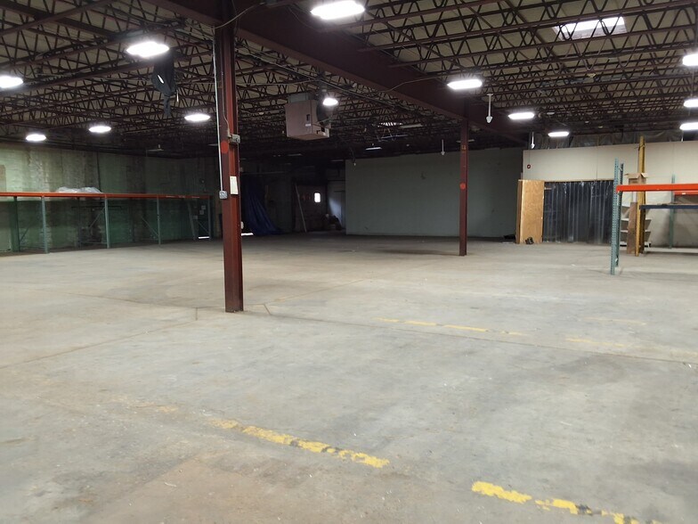 More Photos Of 20 Industrial Pl, Middletown Manufacturing For Lease