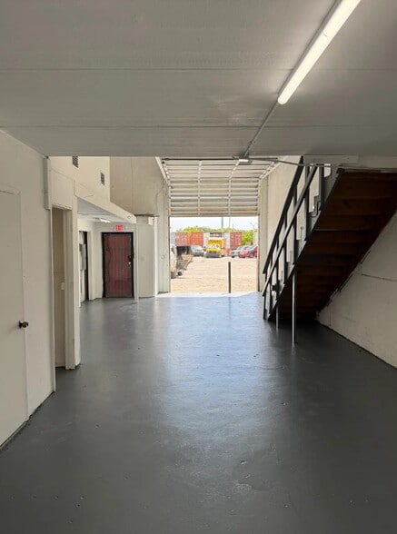 More Photos Of 750 NW 107th St, Miami Warehouse For Lease