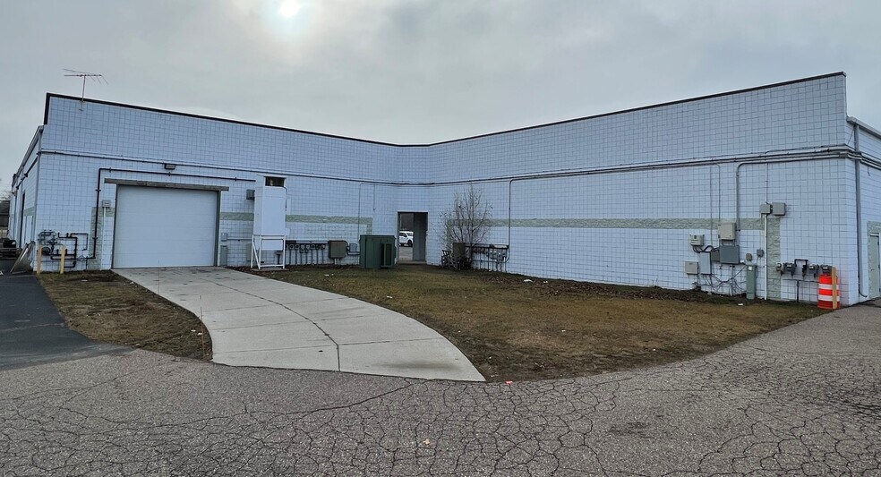 More Photos Of 6650 Highland Rd, Waterford Unknown For Lease