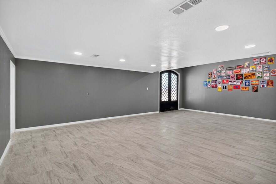 More Photos Of 11010 W Joan Dr, Odessa Warehouse For Lease