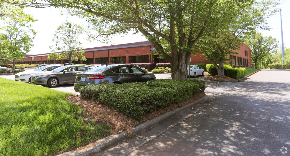 More Photos Of 9844 Southern Pine Blvd, Charlotte Flex For Lease