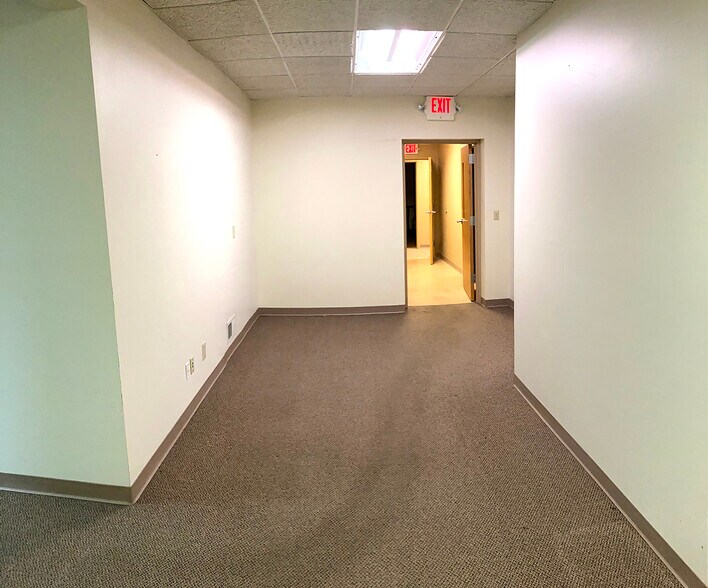 More Photos Of 809 Park Ave, Beaver Dam Office For Sale