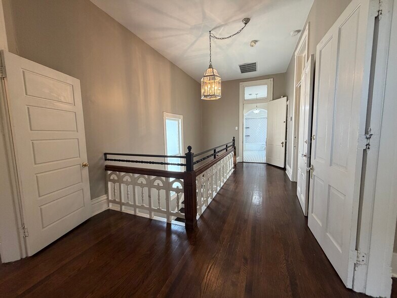 More Photos Of 28 S Idlewild St, Memphis Freestanding For Sale