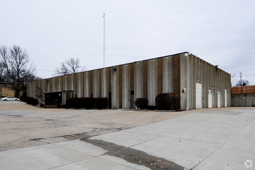 More Photos Of 8901 Washington St, Kansas City Showroom For Sale