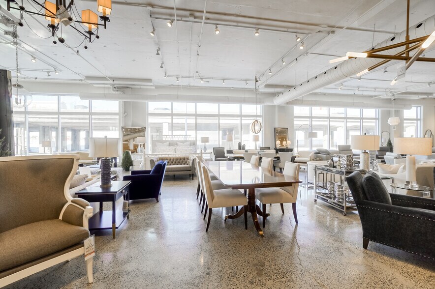 More Photos Of 4360 Ch de la Côte-de-Liesse, Mt Royal Showroom For Lease