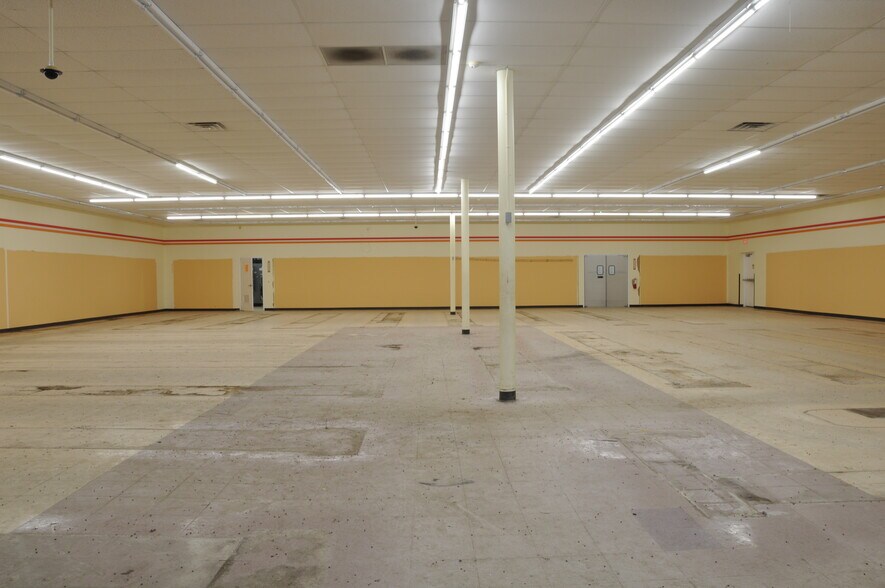 More Photos Of 704 W 3rd Ave N, Aurora Freestanding For Sale