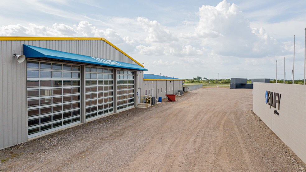 More Photos Of 7044 Interstate 10, Sealy Distribution For Sale