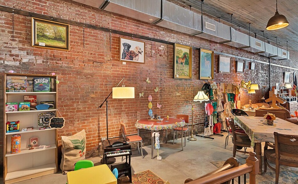 More Photos Of 421 W Main St, Rosebud General Retail For Sale