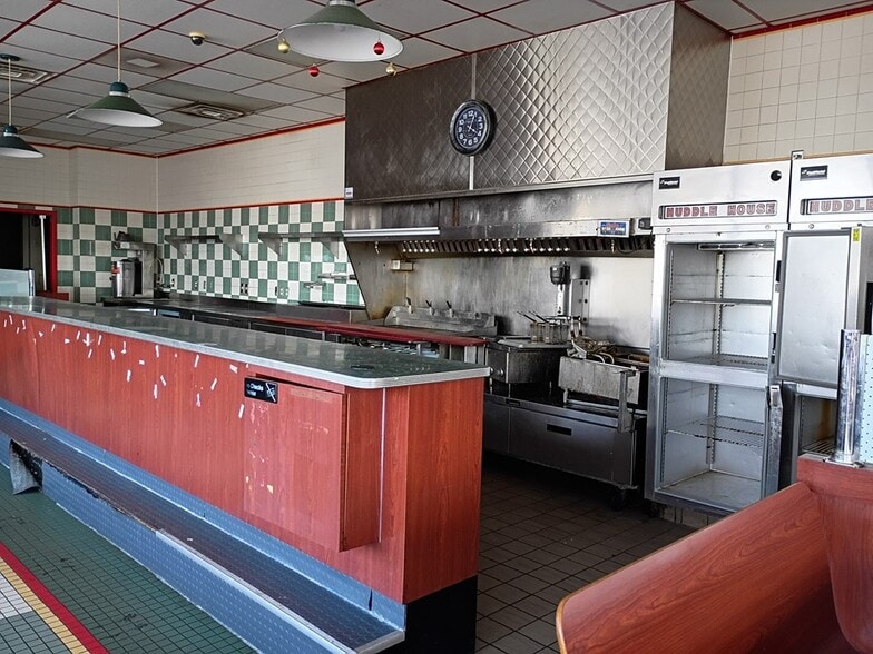 More Photos Of 612 S 3rd Ave, Chatsworth Restaurant For Lease