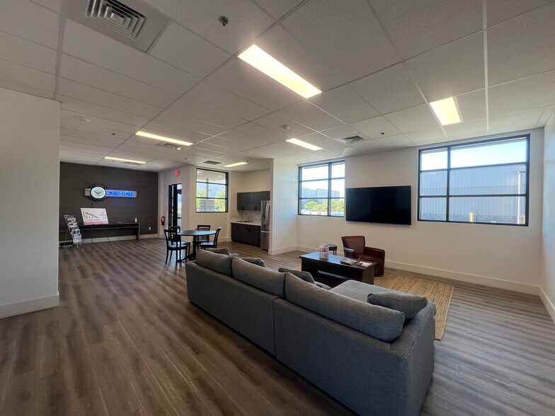 More Photos Of 450 E Willis Rd, Chandler Self Storage For Sale