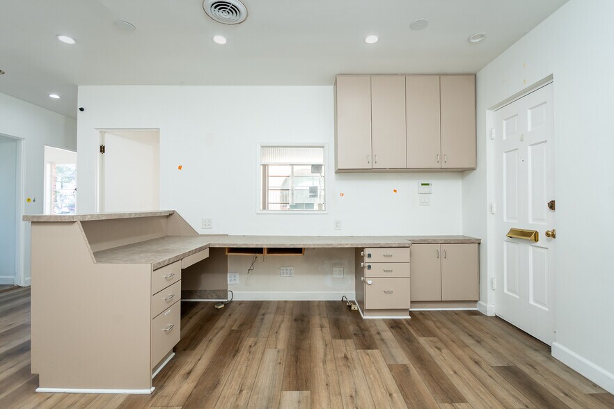 More Photos Of 2028 Lake Ave, Altadena Office For Sale