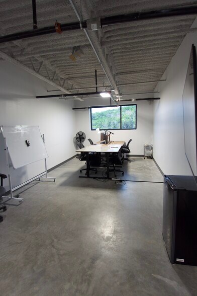 More Photos Of 4229 N FM 620 Hwy, Austin Showroom For Lease