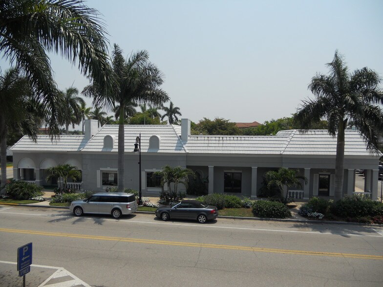 More Photos Of 405-445 8th St S, Naples Bank For Lease