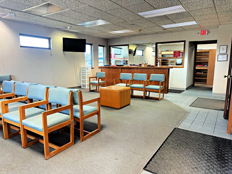 More Photos Of 305 E San Marnan Dr, Waterloo Medical For Sale