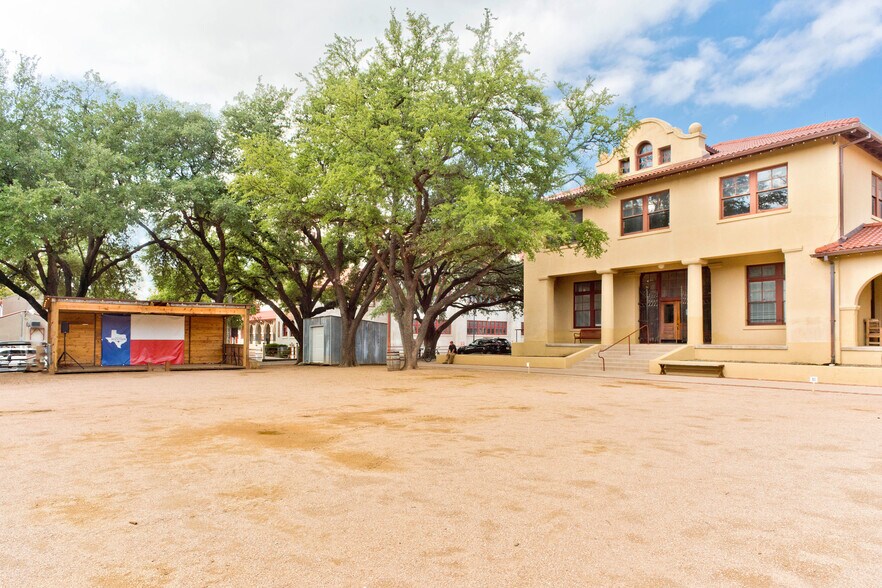 More Photos Of 131 E Exchange Ave, Fort Worth Office Residential For Lease