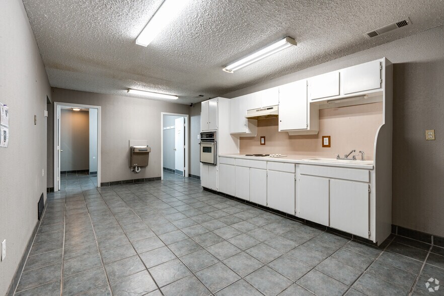 More Photos Of 2333 Delante St, Haltom City Unknown For Lease