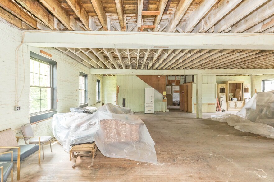 More Photos Of 1340 W Main St, Wytheville Loft Creative Space For Sale