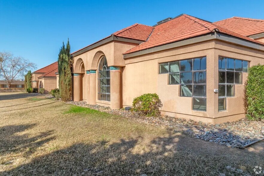 More Photos Of 13818 N Thunderbird Blvd, Sun City Rehabilitation Center For Lease