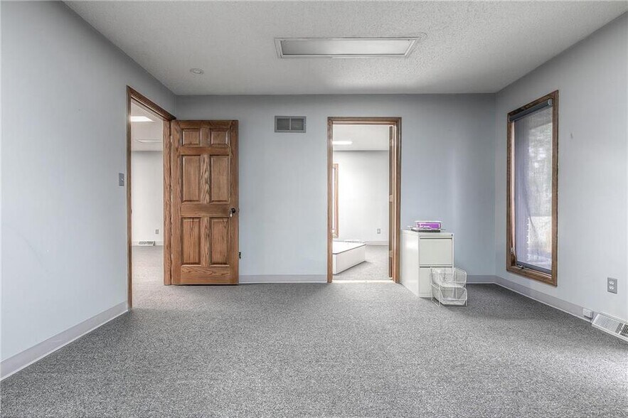 More Photos Of 4 W Monroe St, Buckner Office For Sale