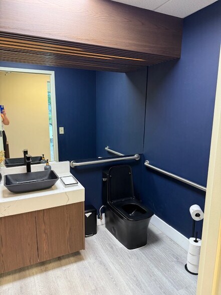 More Photos Of 6557 Hazeltine National Dr, Orlando Distribution For Lease