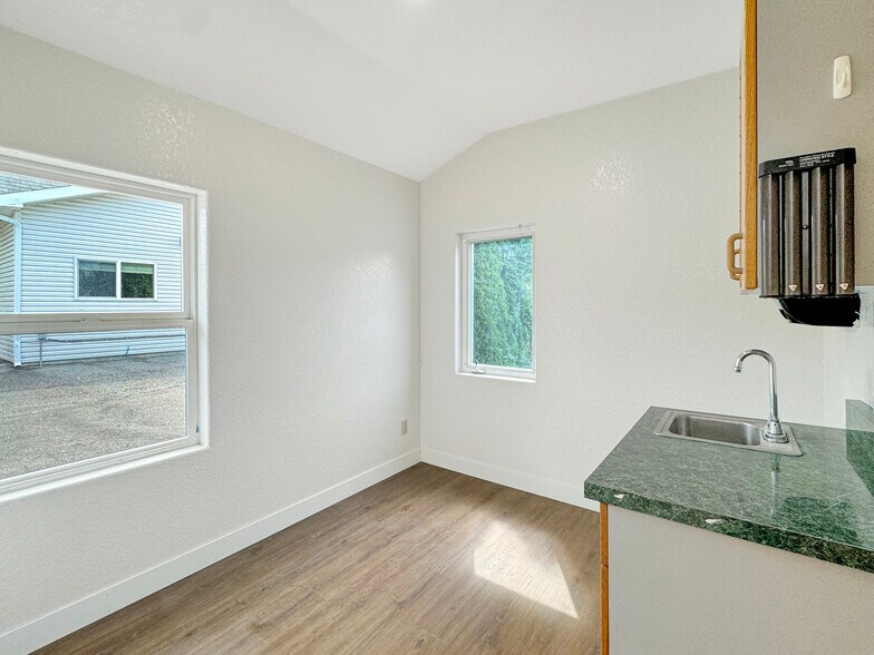 More Photos Of 902 E Maple St, Arlington Medical For Sale