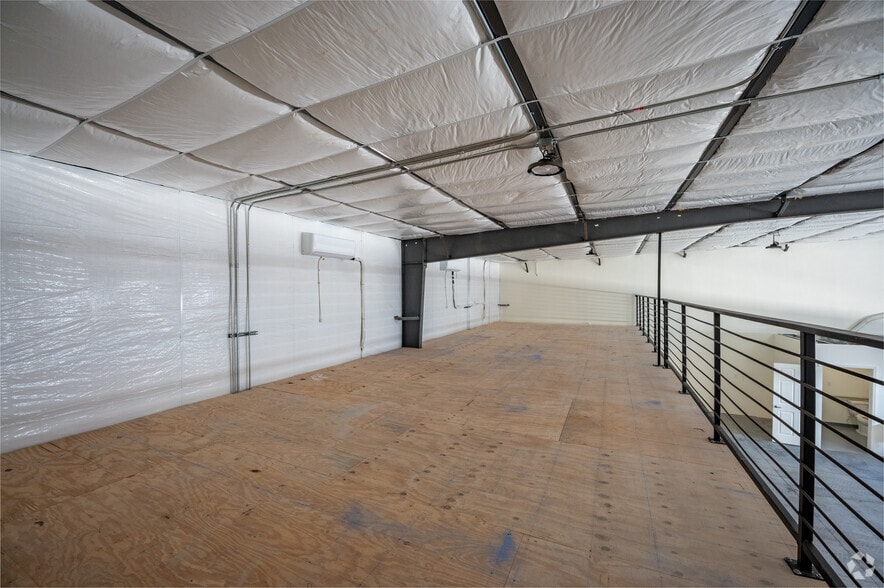 More Photos Of 4061 Thomas St, Oxford Unknown For Lease