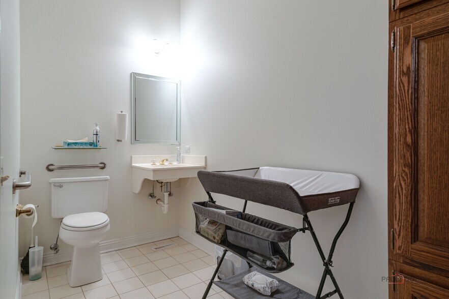 More Photos Of 1017-1019 W Park Ave, Libertyville Medical For Sale