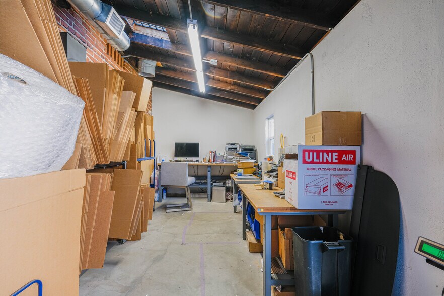 More Photos Of 4875 W Washington Blvd, Los Angeles Storefront For Lease