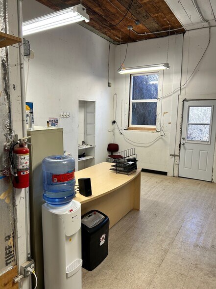 More Photos Of 13 E Park Ave, Empire General Retail For Lease