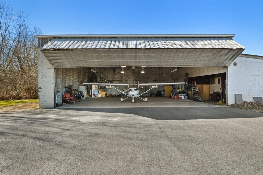 More Photos Of 89 Route 169, Woodstock Airport For Sale