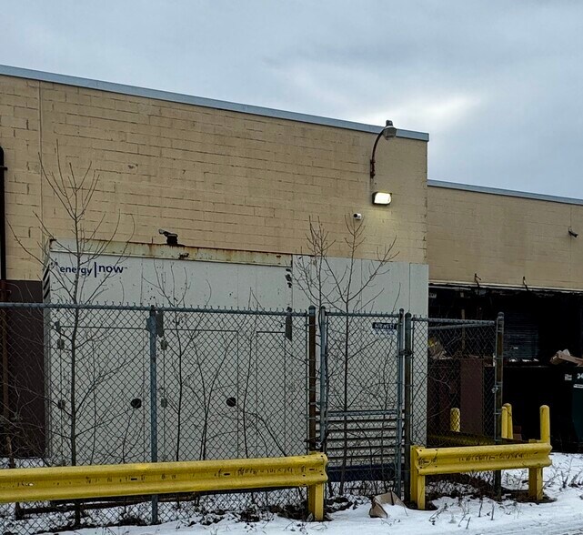 More Photos Of 15135 Hamilton Ave, Highland Park Warehouse For Lease