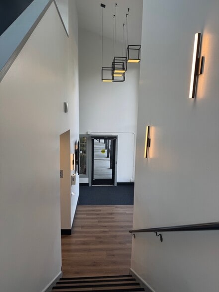 More Photos Of 1820 SW Vermont St, Portland Office Residential For Lease