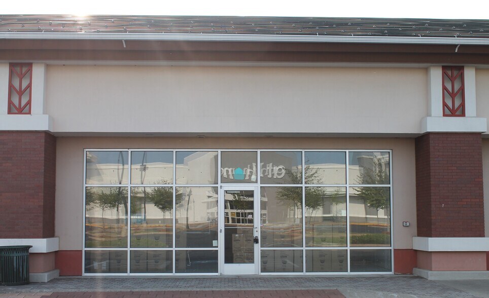 More Photos Of 376 Universal Dr N, North Haven Storefront For Lease
