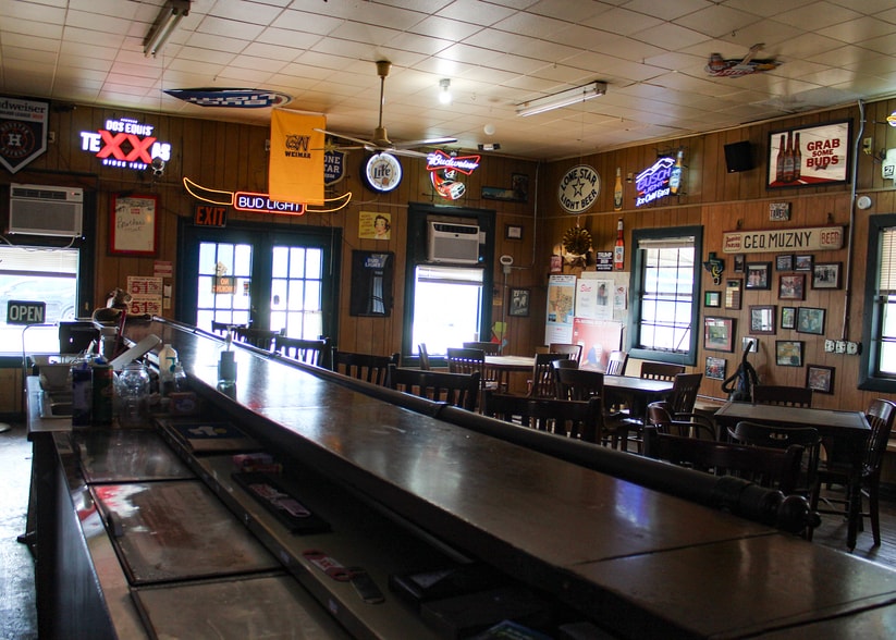 More Photos Of 211 N Mechanic St, Weimar Bar For Sale