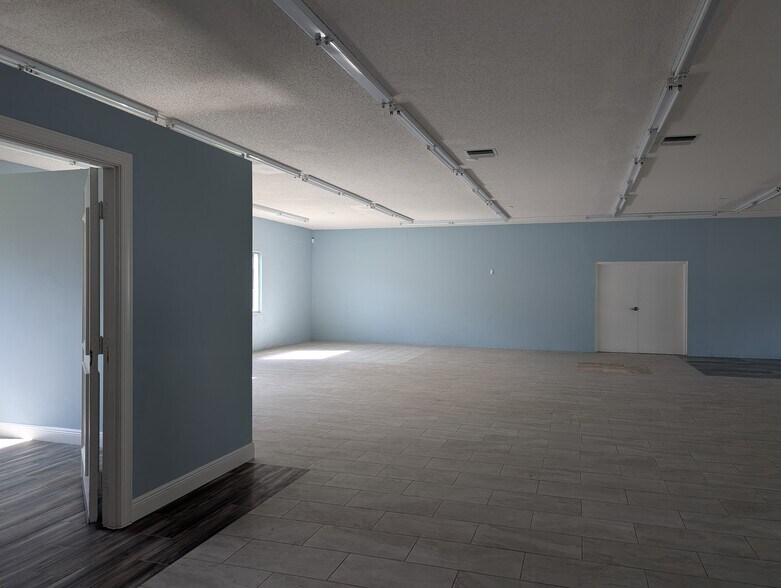 More Photos Of 5060 Industry Dr, Melbourne Manufacturing For Sale