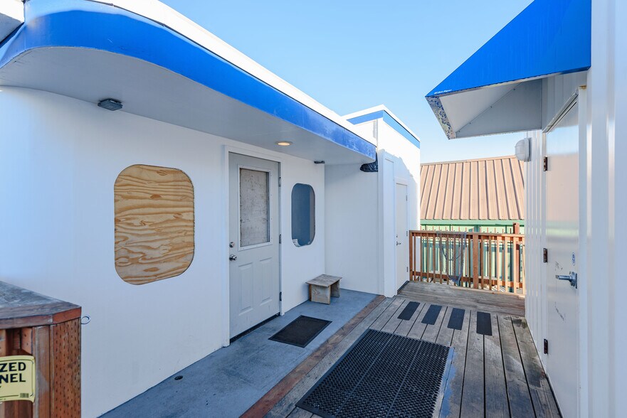 More Photos Of 102 Hall Ave, Coos Bay Restaurant For Sale