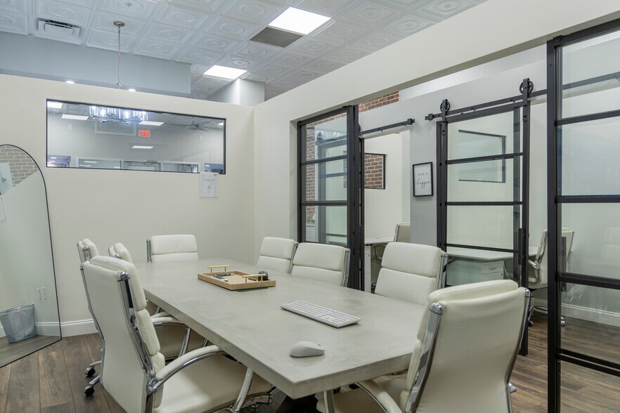 More Photos Of 1433 Main St, Sarasota Storefront For Lease