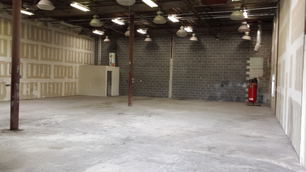 More Photos Of 8000-8032 Fernham Ln, Forestville Warehouse For Lease