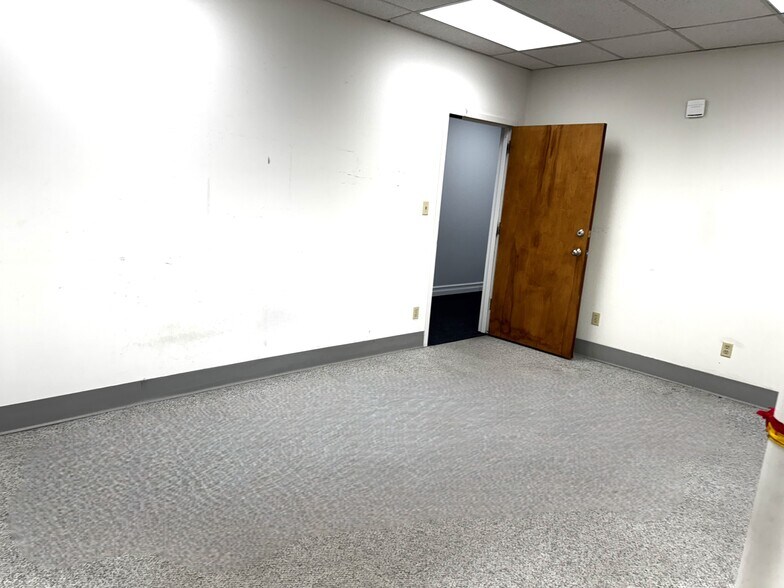 More Photos Of 40 Commerce Pl, Hicksville Office For Lease