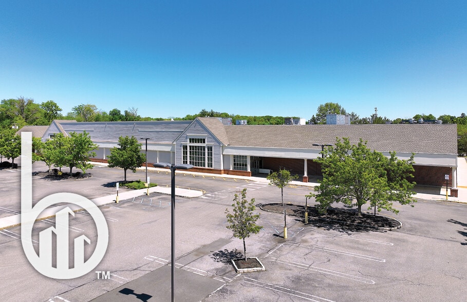 More Photos Of 24 Summerfield Blvd, Dayton Supermarket For Lease