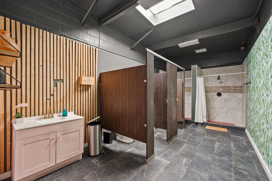 More Photos Of 8020 Ronson Rd, San Diego Warehouse For Lease