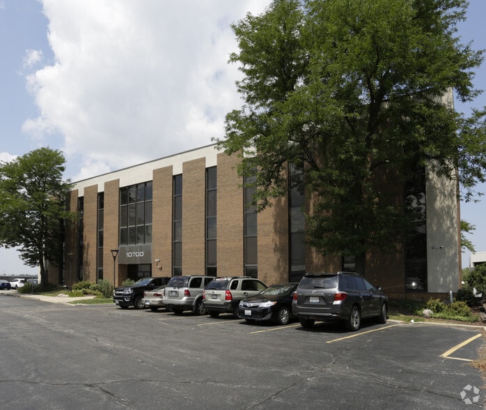 More Photos Of 10700 W Higgins Rd, Rosemont Office For Sale