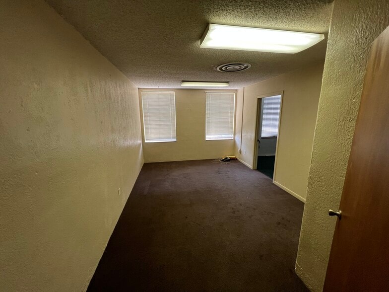 More Photos Of 204 N Alamo Blvd, Marshall Flex For Sale