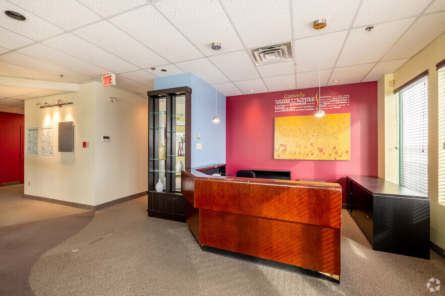 More Photos Of 170 Boul Taschereau, La Prairie Storefront Retail Office For Lease