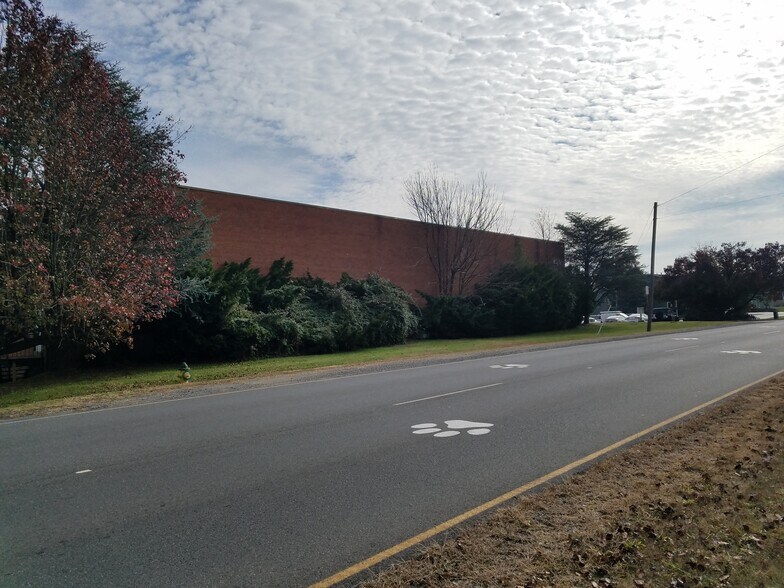 More Photos Of 8395 Euclid Ave, Manassas Park Warehouse For Lease