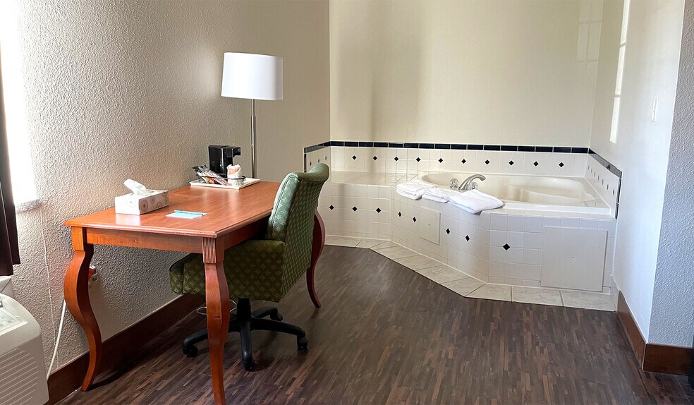 More Photos Of 717 E Bannerman Ave, Redgranite Hotel For Sale