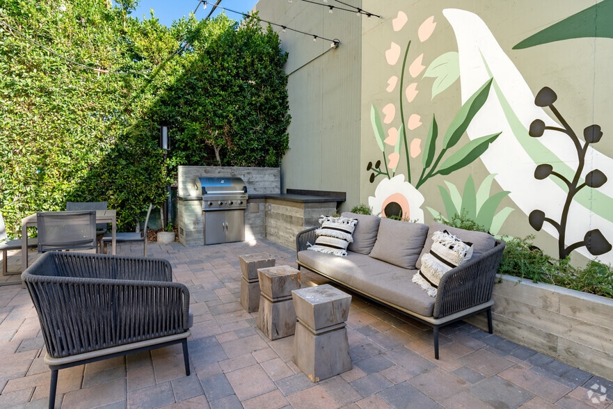 More Photos Of 5529-5533 Hollywood Blvd, Los Angeles Apartments For Lease