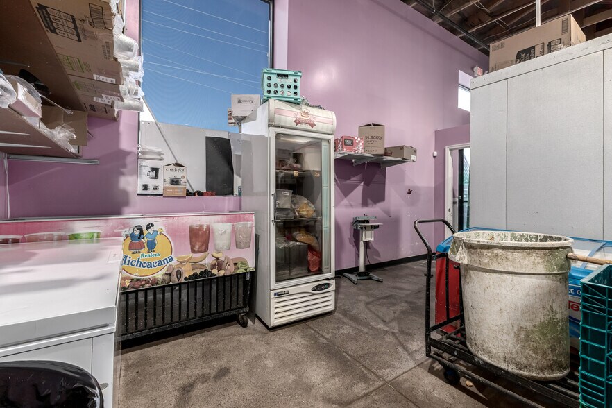 More Photos Of 2533 N 16th St, Phoenix Showroom For Sale